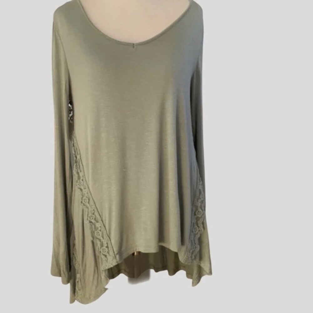 Francesca’s long sleeve olive green lace lined top size medium